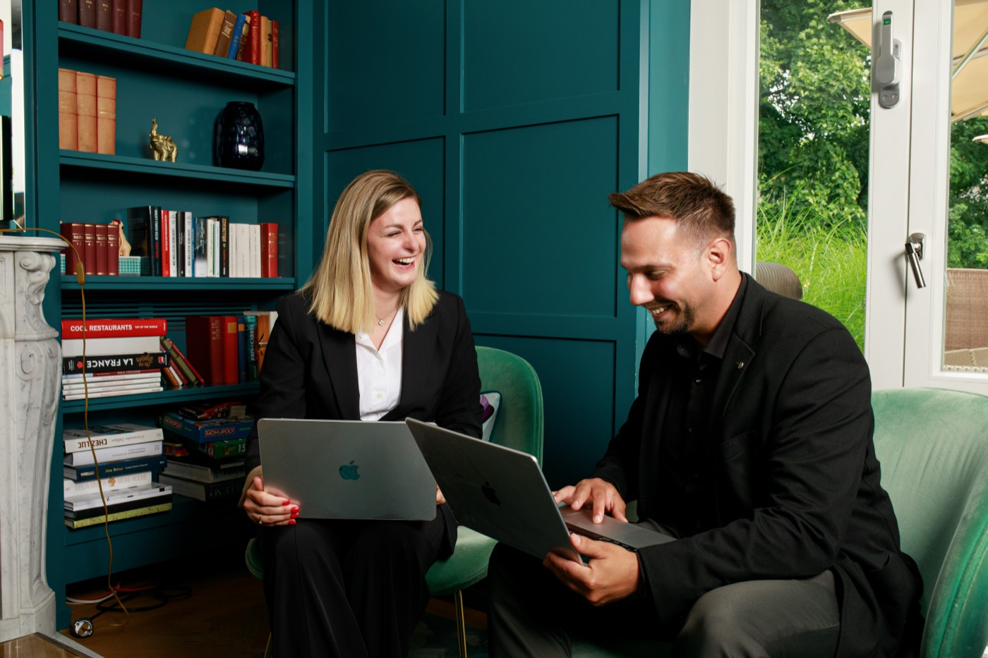 Caroline Herrmann im Gespr&auml;ch mit einem Mandanten, beide mit Laptop